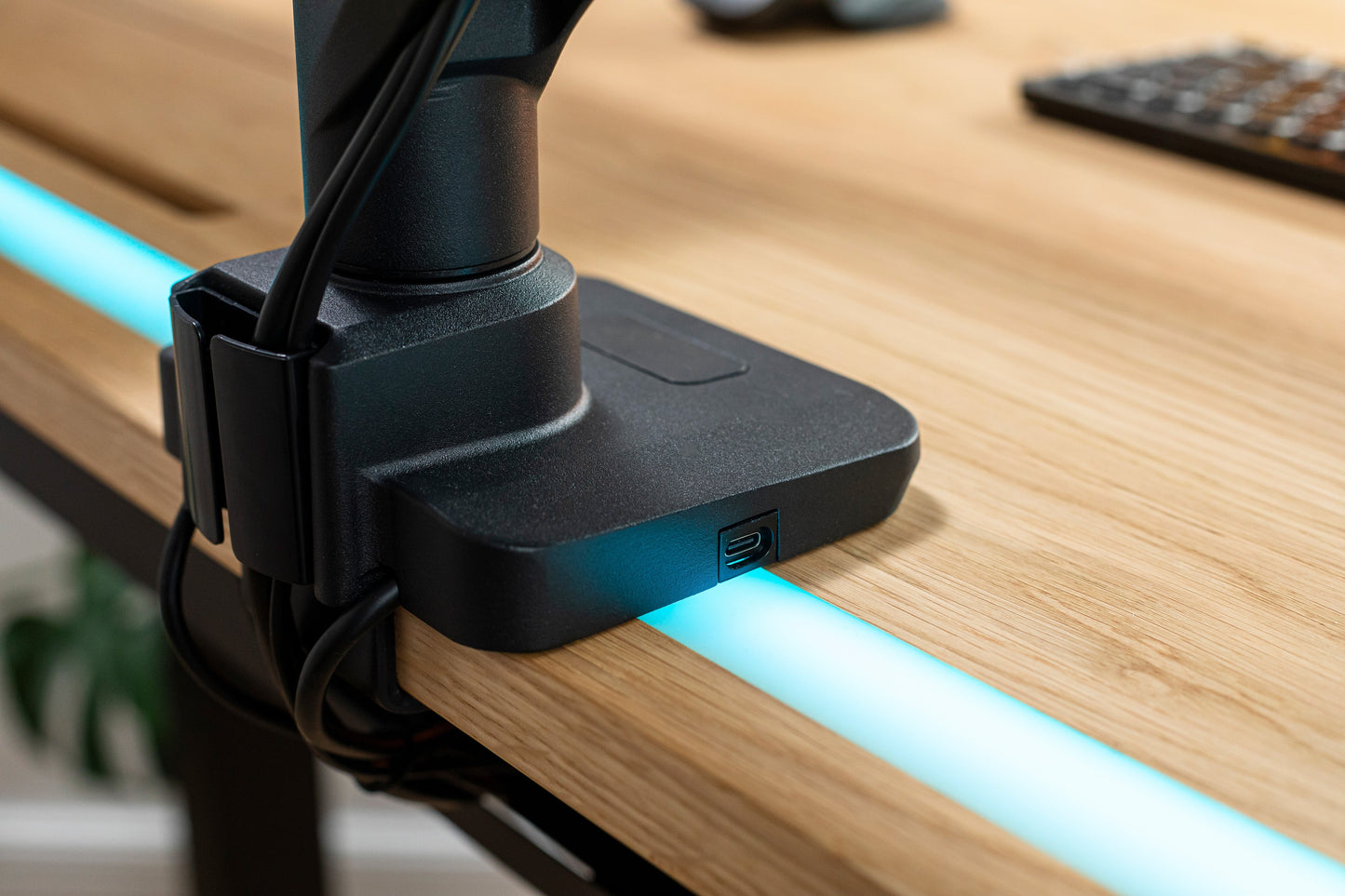 Bras support écran simple avec ressort à gaz – Ports USB et gestion des câbles
