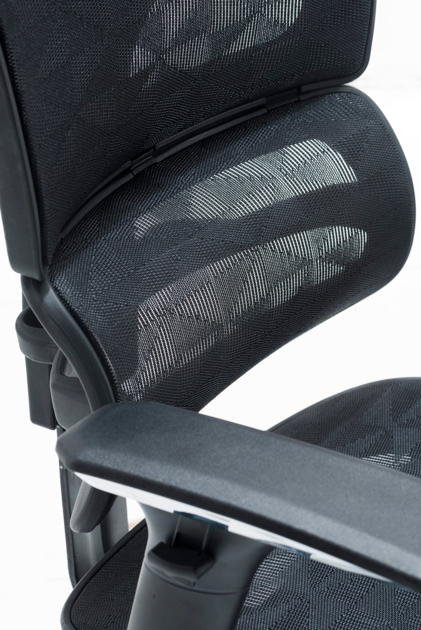 Chaise de bureau en maille noire avec appui-tête et accoudoirs 3D