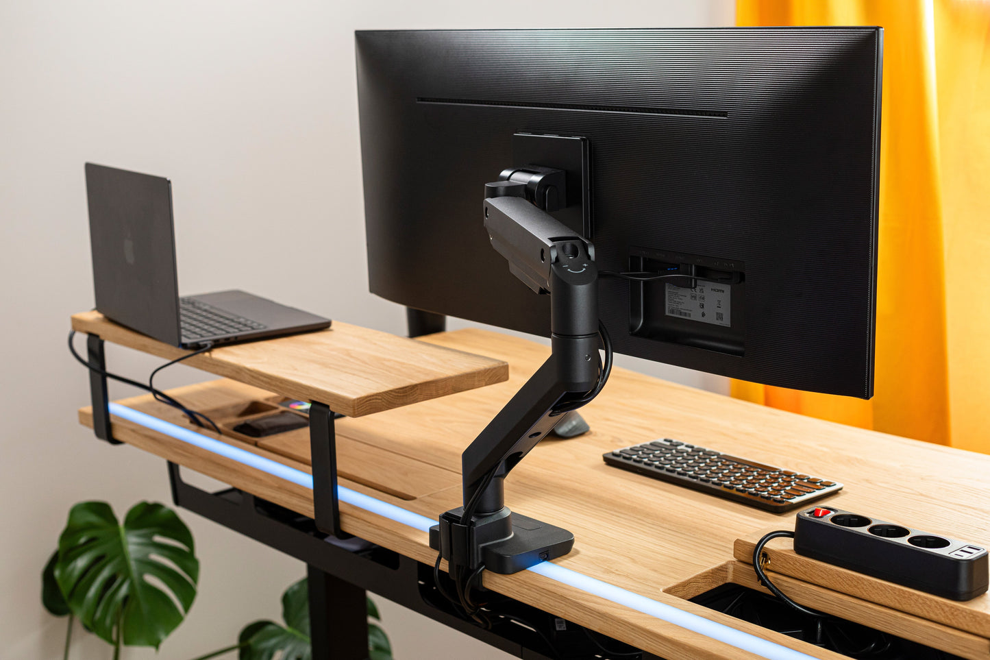 Bras support écran simple avec ressort à gaz – Ports USB et gestion des câbles